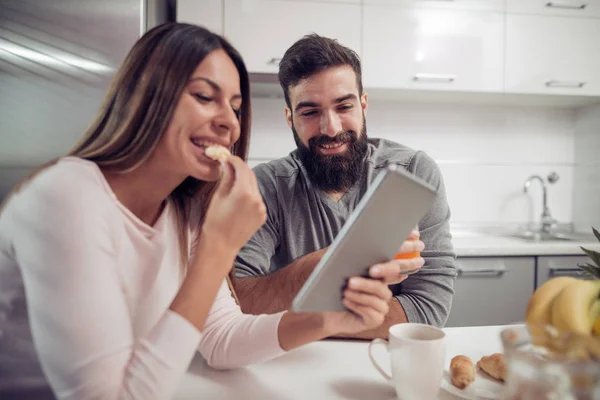 Jeune Couple Heureux Assis Dans Appartement Moderne Prendre Petit Déjeuner — Photo