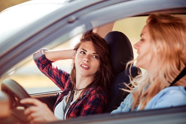 Zwei Attraktive Junge Freundinnen Die Einem Sonnigen Tag Auto Durch — Stockfoto