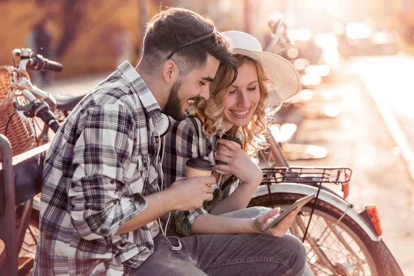 Bankta Oturan Tablet Ile Eğleniyor Genç Sevgi Dolu Bir Çift — Stok fotoğraf