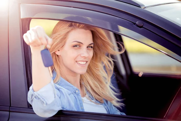 Glücklich Schöne Junge Frau Sitzt Einem Auto Einem Schönen Sonnigen — Stockfoto