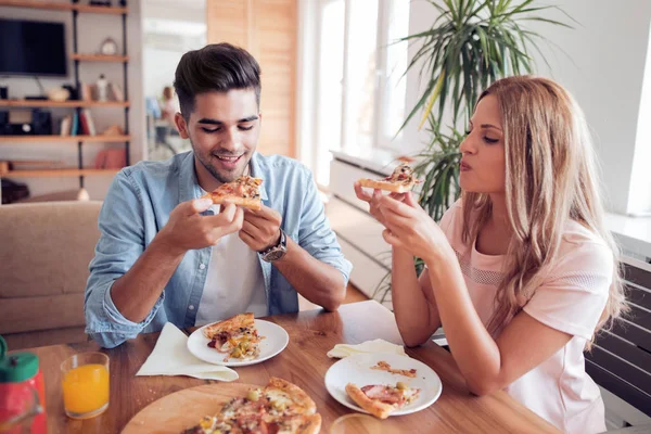 Liebespaar Isst Gemeinsam Leckere Pizza Hause — Stockfoto