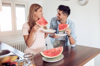 Çift ışık mutfakta karpuz yeme