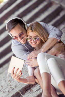 Genç çift merdiven tablete video izlerken