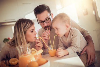 Mutlu aile mutfak portakal suyu içme