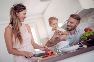 Mutlu aile sebze birlikte evde mutfak hazırlanıyor.