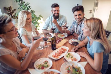 Yemek yerken mutlu genç arkadaş grubu