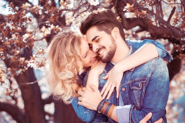 Çift çiçek kiraz ağacının altında aşık