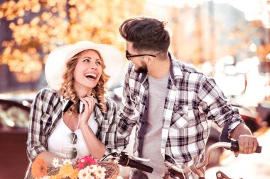 adam ve kız bisiklet ile yürüyüş ve gülüyor