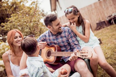 Mutlu aile Bahçe, gitar çalmak baba vakit