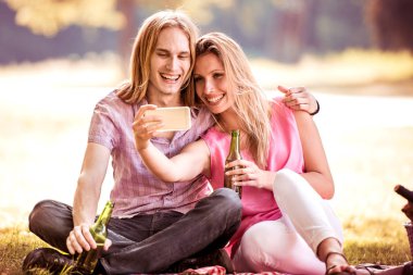 Çift selfie smartphone ile piknik yapma