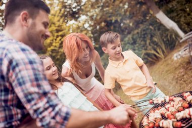 Babam arka bahçesinde Barbekü yapmak çocuklar öğretir