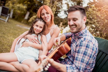 Mutlu aile Bahçe, gitar çalmak baba vakit