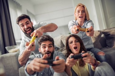 genç arkadaş kanepede video oyun konsolu ile eğleniyor