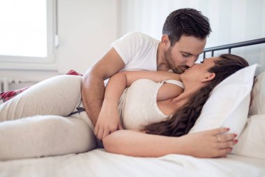 Çift yatakta yatarken ve öpüşme seviyorum