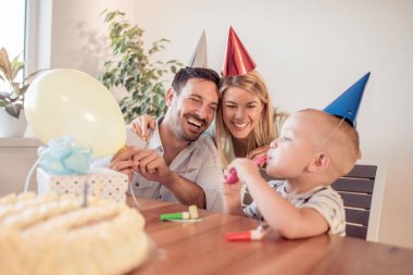 Mutfakta pizza ile aile.