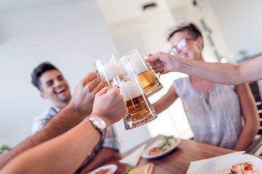 İnsanlar ile bira pintas tezahürat