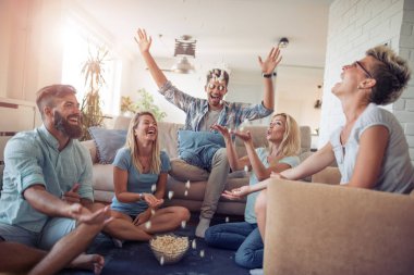 Patlamış Mısır ile evde eğlenmek mutlu genç arkadaş grubu