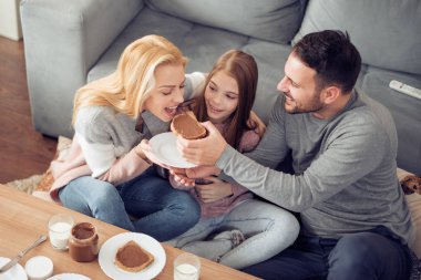 Genç aile evde kahvaltı