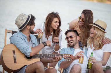 Bira içki ve sahilde gitar çalmak beş arkadaş