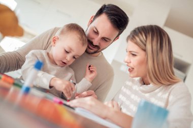 gülümseyen aile birlikte evde mutfak çizim