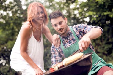 Barbekü ortasında yemek güzel genç Çift