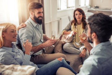 Şarap içmek ve eğlenmek birlikte evde mutlu arkadaşlar