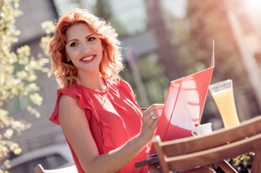 Kafede molada gülümseyen iş kadını