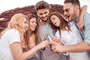 Bira içme ve beach partide eğleniyor arkadaşlar