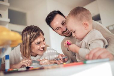 gülümseyen aile birlikte evde mutfak çizim