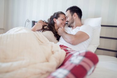 İki güzel çekici ve yavaşça sarılma ve öpüşme üzerinde büyük kötü