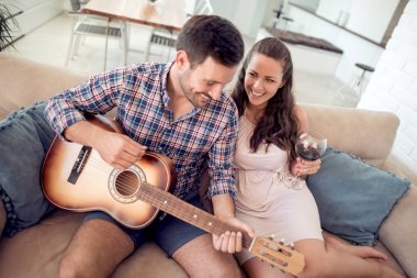 Adam salon ve dinleme kadın gitar çalmak