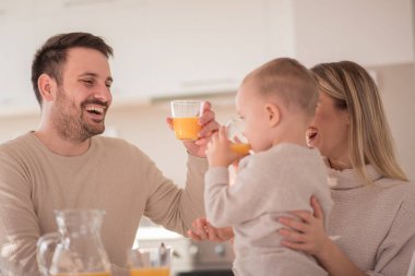 Mutlu aile mutfak portakal suyu içme