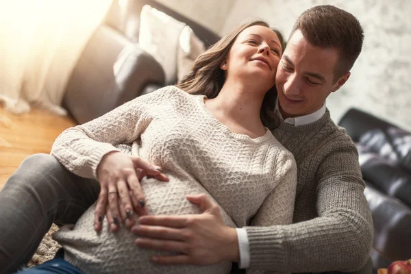 Homem Feliz Tocando Barriga Mulher Grávida Sorridente Sua Casa — Fotografia de Stock