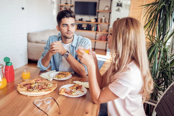 Jovem Casal Sorrindo Comer Pizza Caseira — Fotografia de Stock