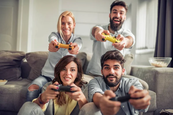 Junge Freunde Amüsieren Sich Auf Couch Mit Videospielkonsole — Stockfoto