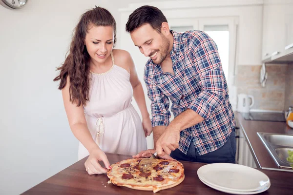 Улыбающаяся Семья Кухне Готовит Пиццу — стоковое фото