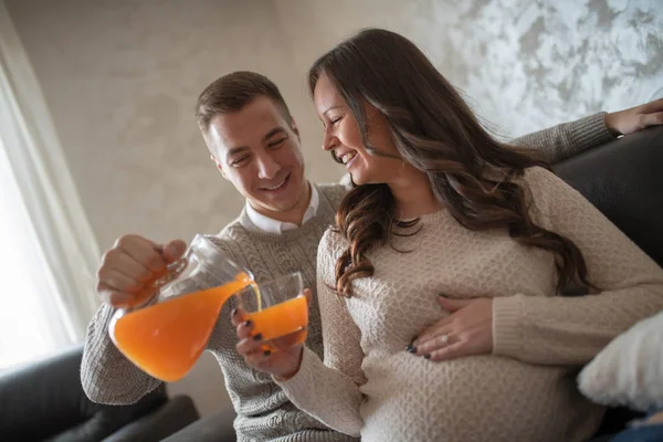 Hombre Feliz Tocando Vientre Mujer Embarazada Sonriente Casa —  Fotos de Stock