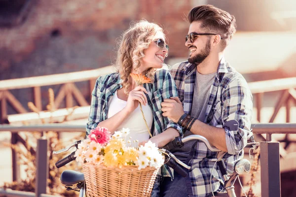 Glückliches Junges Paar Spaziert Mit Dem Fahrrad Durch Die Stadt — Stockfoto
