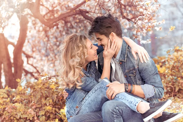 Couple Heureux Amoureux Sous Cerisier Fleurs — Photo