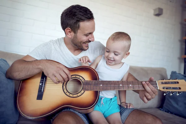 Ojciec Grając Gitarze Patrząc Syna — Zdjęcie stockowe