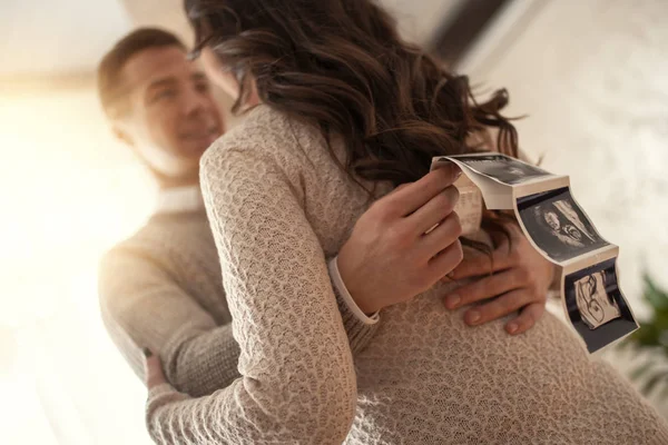 Hombre Feliz Tocando Vientre Mujer Embarazada Sonriente Casa —  Fotos de Stock