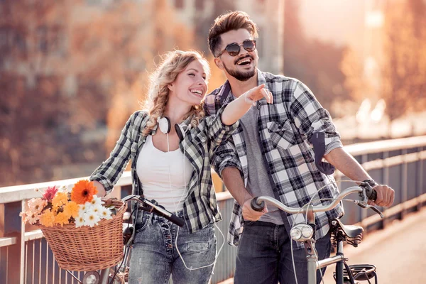 市内で晴れた日に乗ってバイクのために行く若いカップル — ストック写真