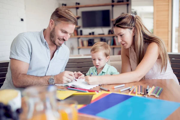 Famille Souriante Réunissant Dans Salon Maison — Photo