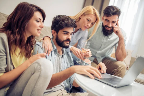 Amigos Viendo Películas Casa Portátil — Foto de Stock