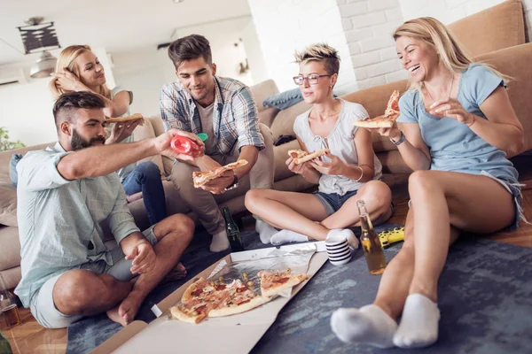Boldog Fiatal Baráti Pizzát Eszik Iszik Sört Otthon — Stock Fotó