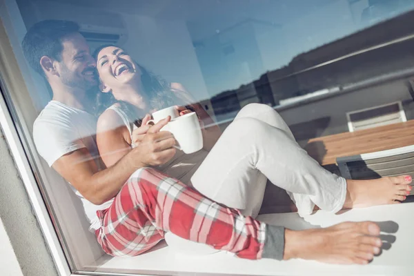 Amar Pareja Bebiendo Café Mirando Ventana — Foto de Stock