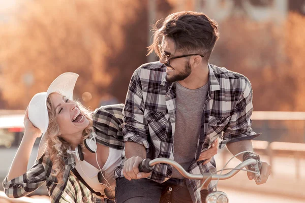 Bisikletle Güneşli Günde Gülümseyen Genç Çift — Stok fotoğraf