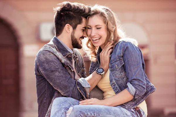 Pareja Joven Abrazándose Parque Ciudad — Foto de Stock