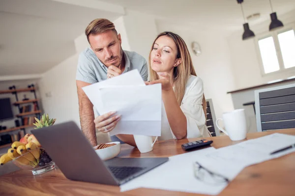 Dla Dorosłych Par Pomocą Laptopa Analiza Finansów Dokumentów — Zdjęcie stockowe