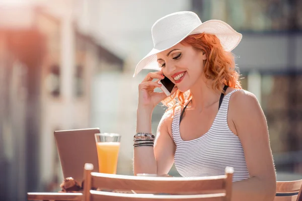 幸せなビジネス女性のカフェに座りながらスマート フォンを使用して — ストック写真
